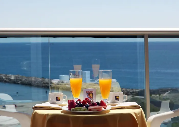 多内尔海滩黄金酒店